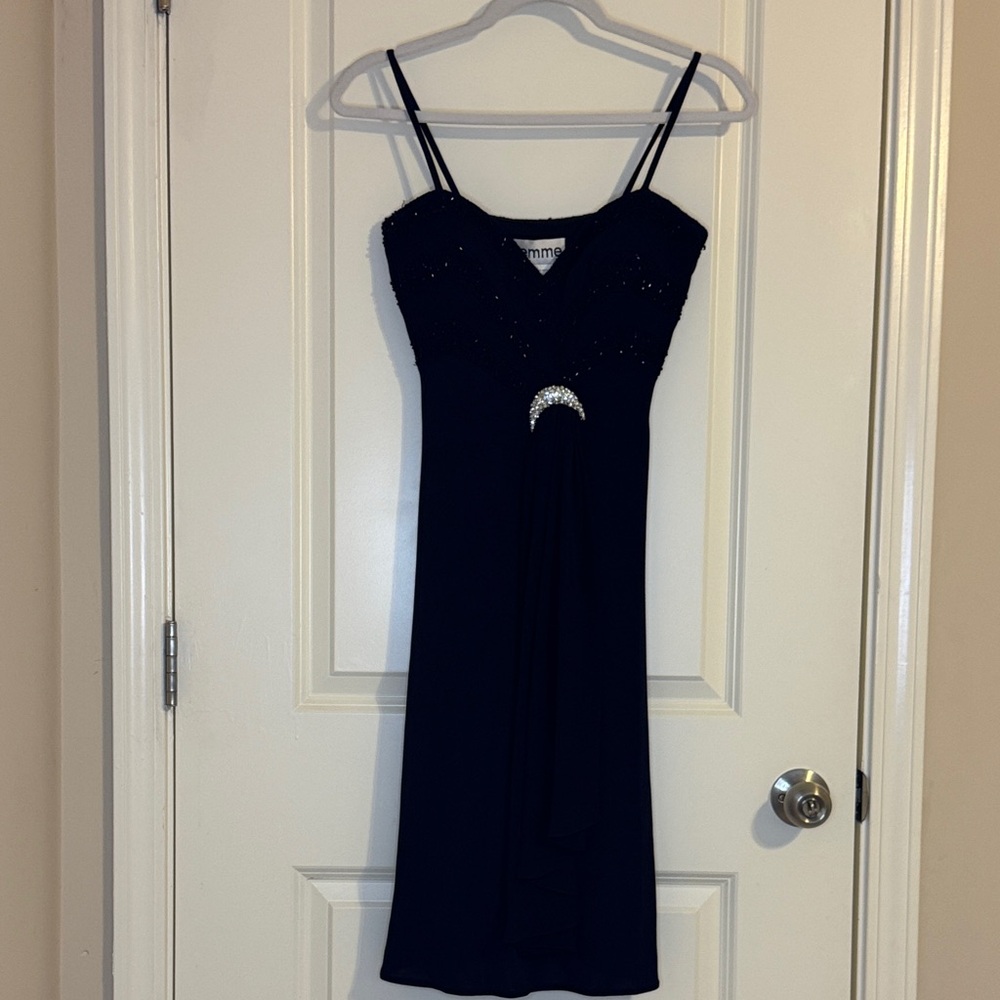 Elegant Black Dress with Sheer Overlay - Picture 3 of 7